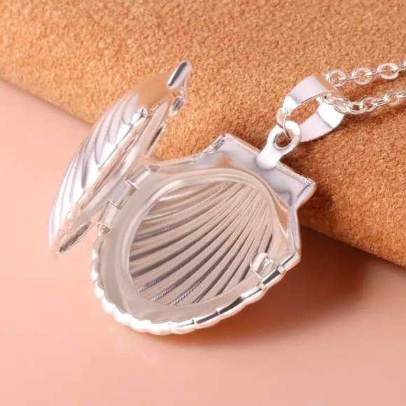 SILVER SEASHELL LOCKET - Picture 1 of 2